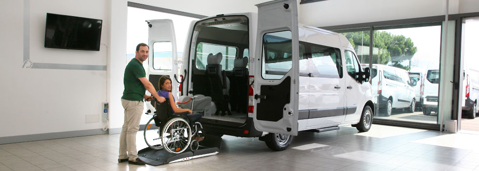 Opel Movano con sollevatore Fiorella Slim fit per trasporto disabili