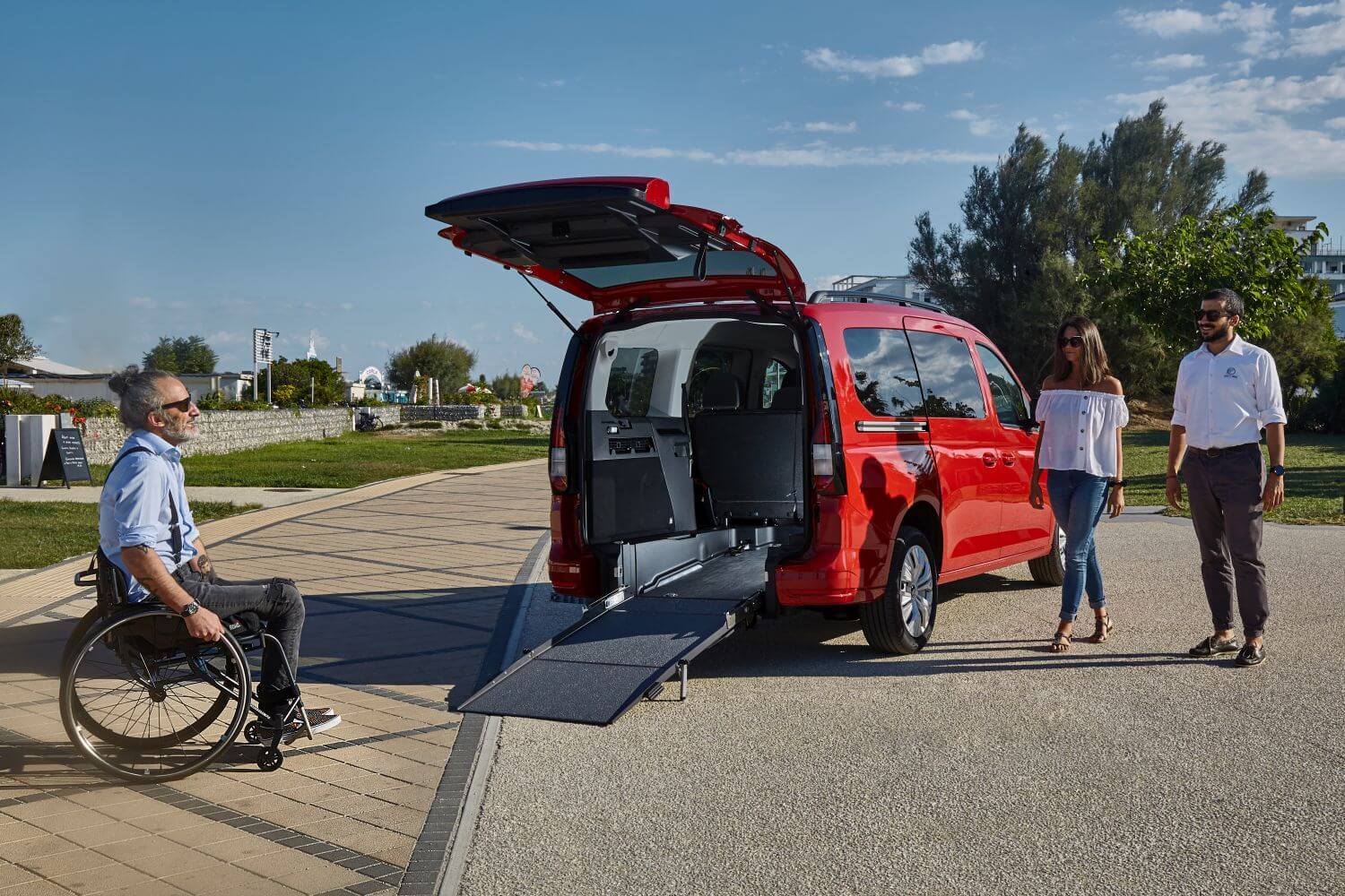 Volkswagen-Caddy-Maxi--fur-die-Beforderung-von-behinderten-Genius-Ramp